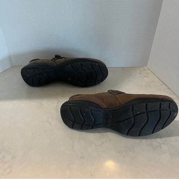 8.5 women’s Clarks loafers. Brown nubuck. - Picture 5 of 10
